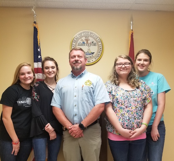 Sheriff Tommy Jones with Sequoyah High School students